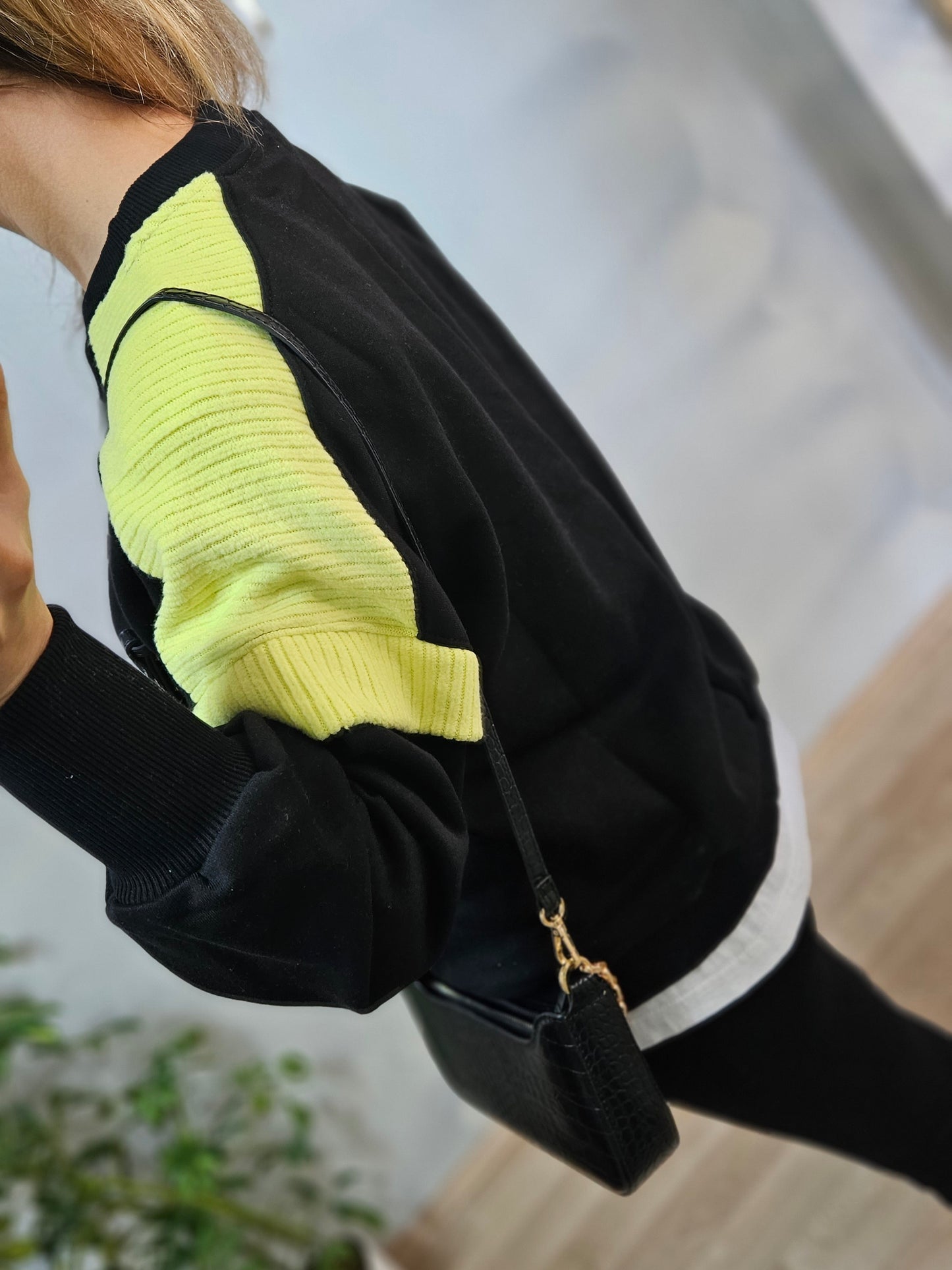 Neon Detaylı İçi Şardonlu Siyah Sweat