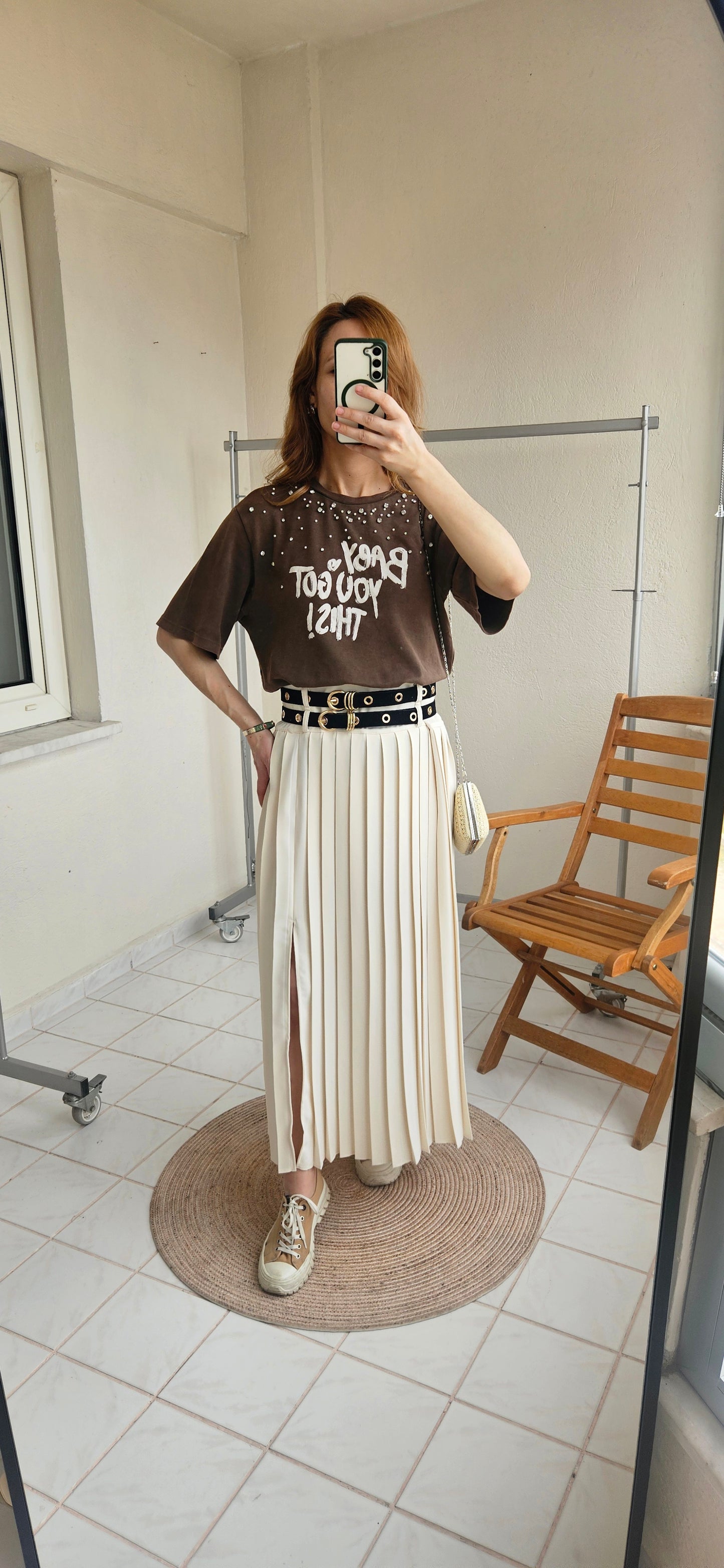 Yıkamalı Taşlı ve Baskılı Kahve Tshirt