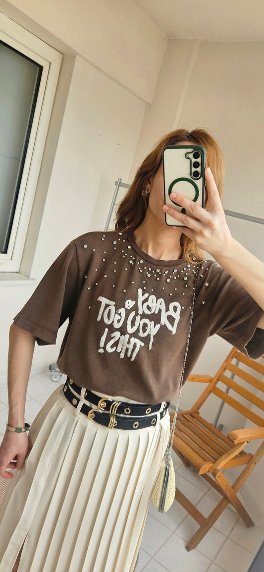 Yıkamalı Taşlı ve Baskılı Kahve Tshirt