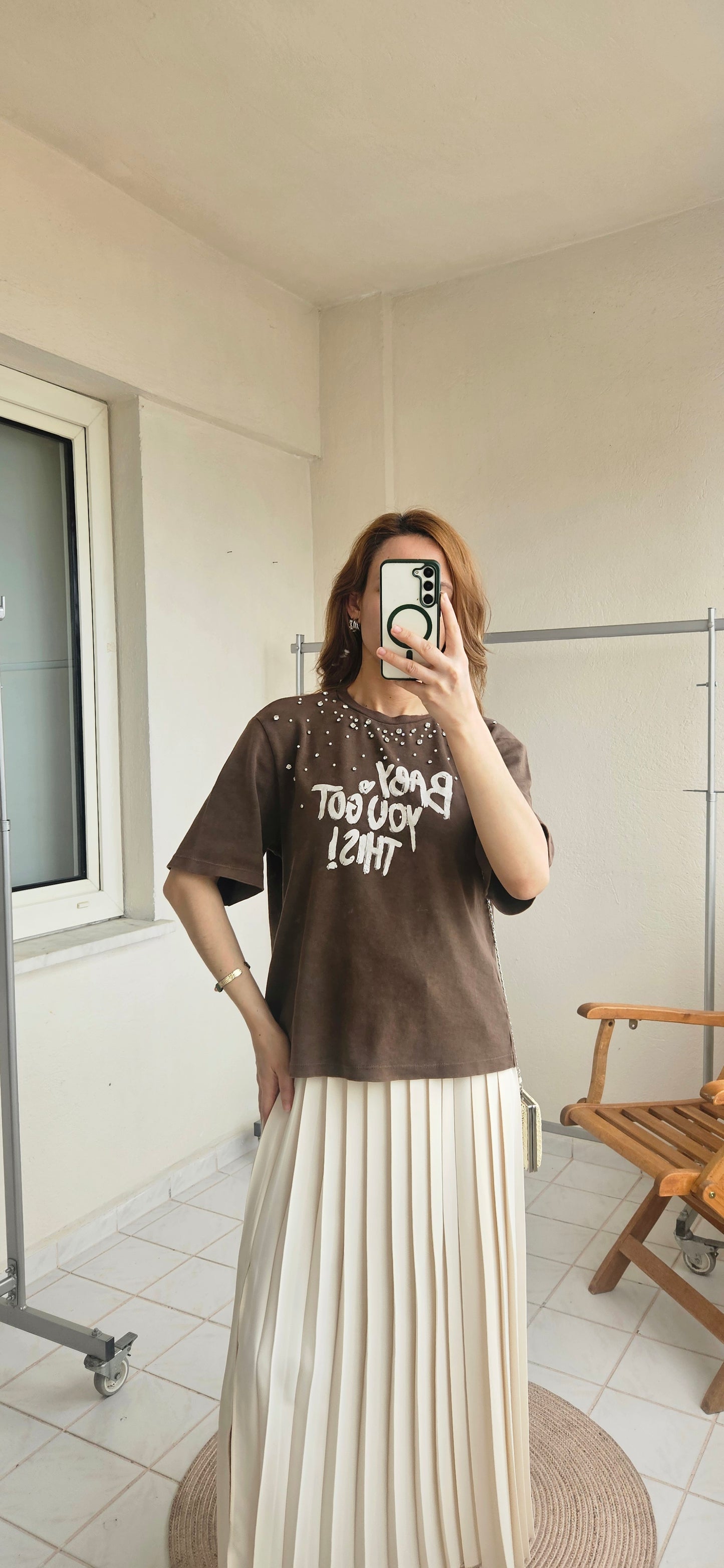 Yıkamalı Taşlı ve Baskılı Kahve Tshirt