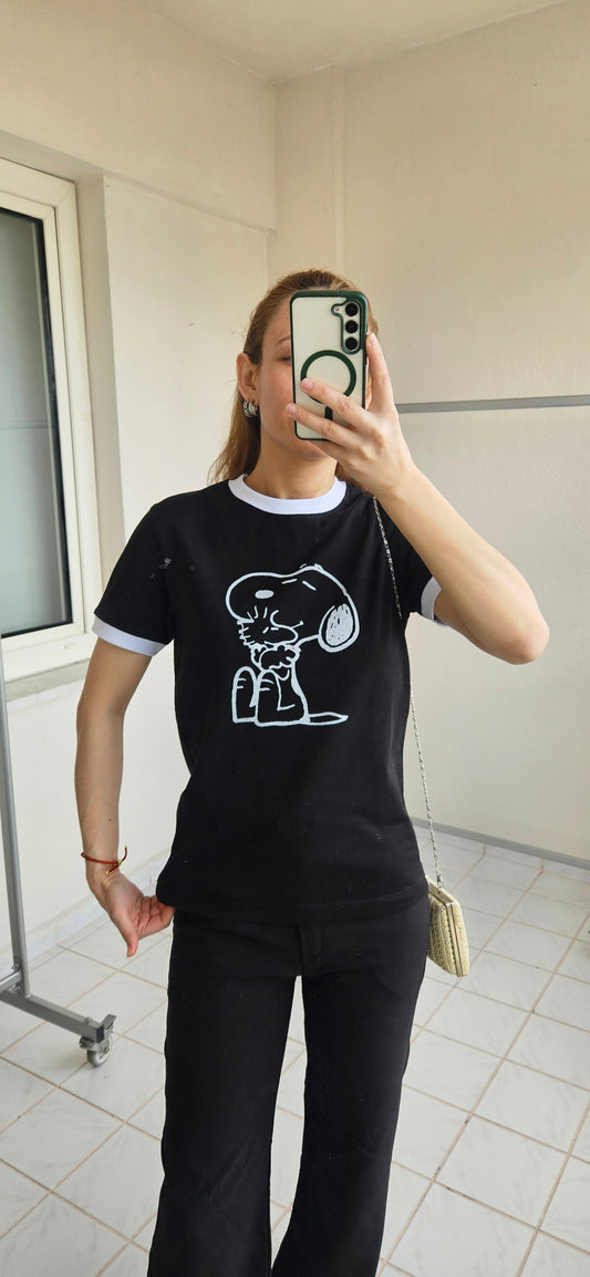 Kolları ve Yakası Beyaz Lastikli Üç İplik Siyah Tshirt