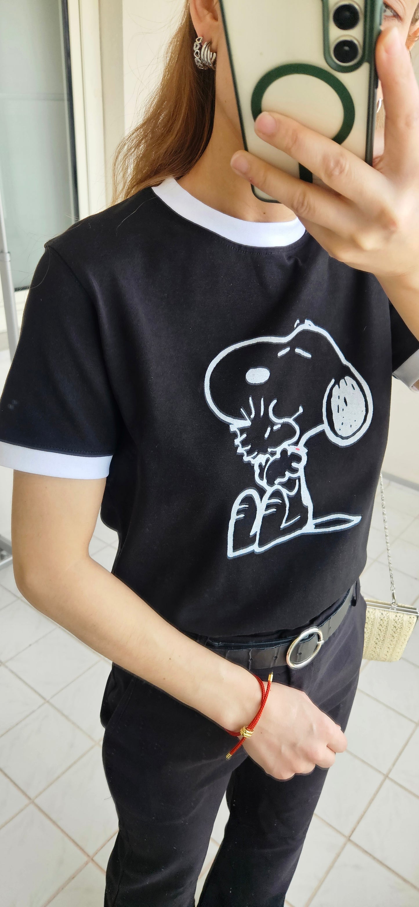 Kolları ve Yakası Beyaz Lastikli Üç İplik Siyah Tshirt