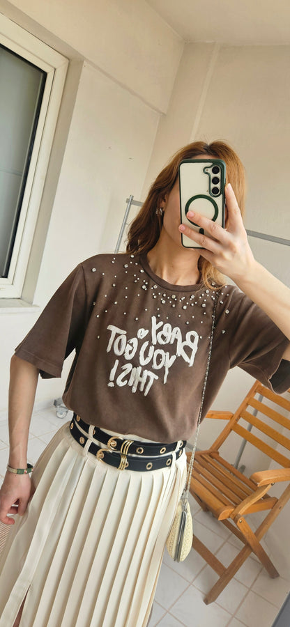 Yıkamalı Taşlı ve Baskılı Kahve Tshirt